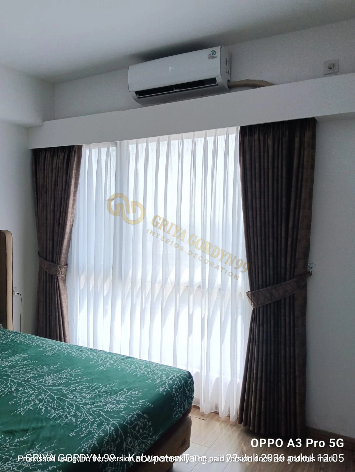 Gordyn blackout dan vitrage terpasang di kamar apartemen Sky House BSD
