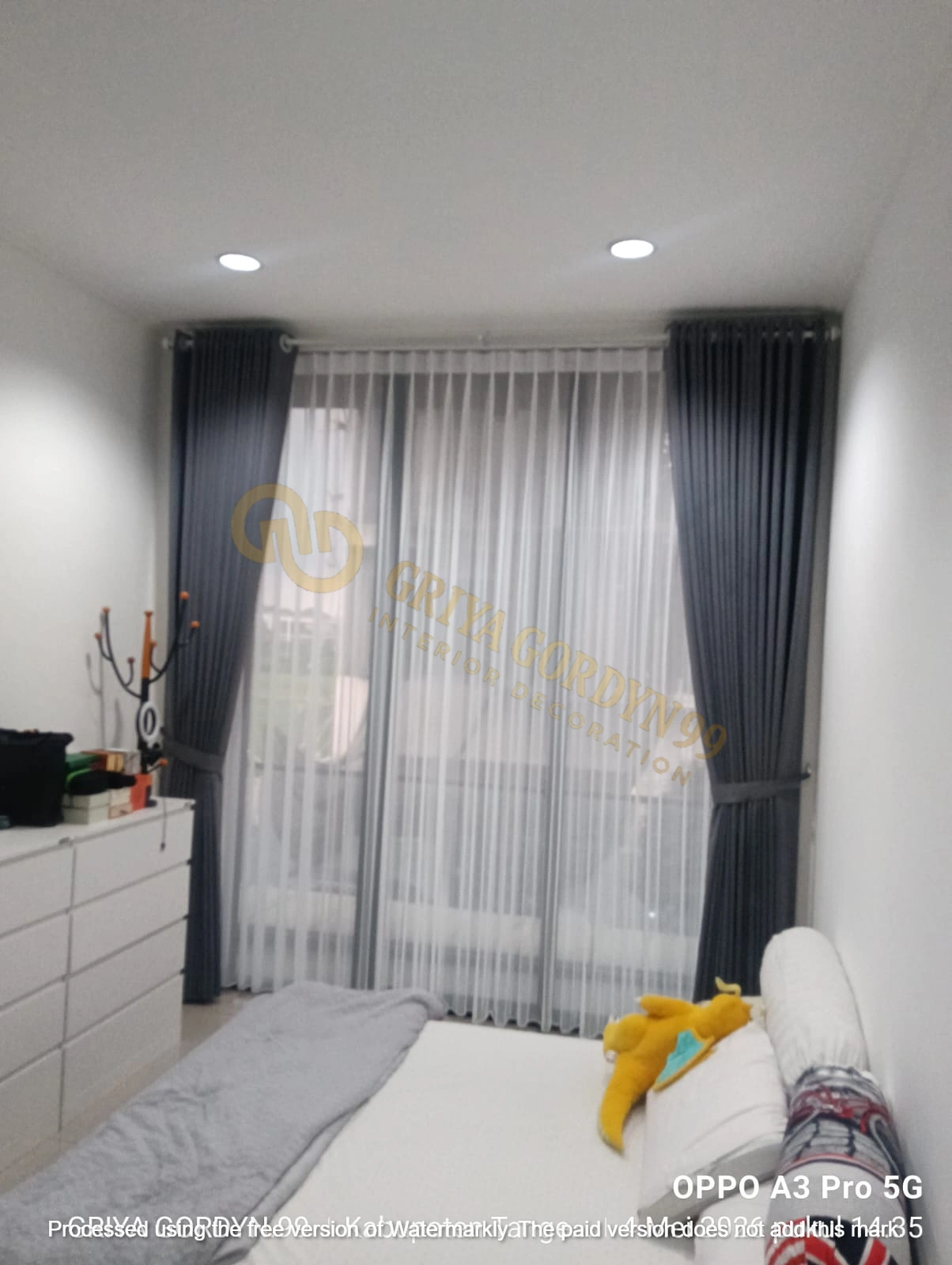 Gordyn dimout abu-abu dan vitrage di kamar Simprug Village PIK 2