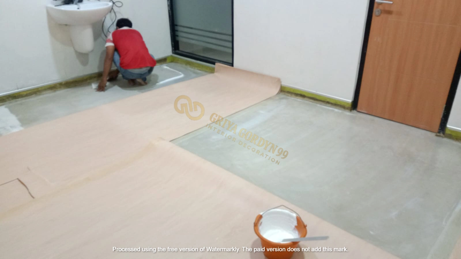 Vinyl Lantai — Proses Pemasangan Vinyl Roll Anti Bakteri  Ruang Isolasi Rsup Dr Sitanala Tangerang — GRIYA GORDYN 99